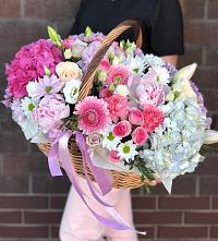 Композиция солнечный день в Зайцеве Цветочная композиция из Розы, Хризантемы, Пионы и Лизиантусы в корзине в Зайцеве